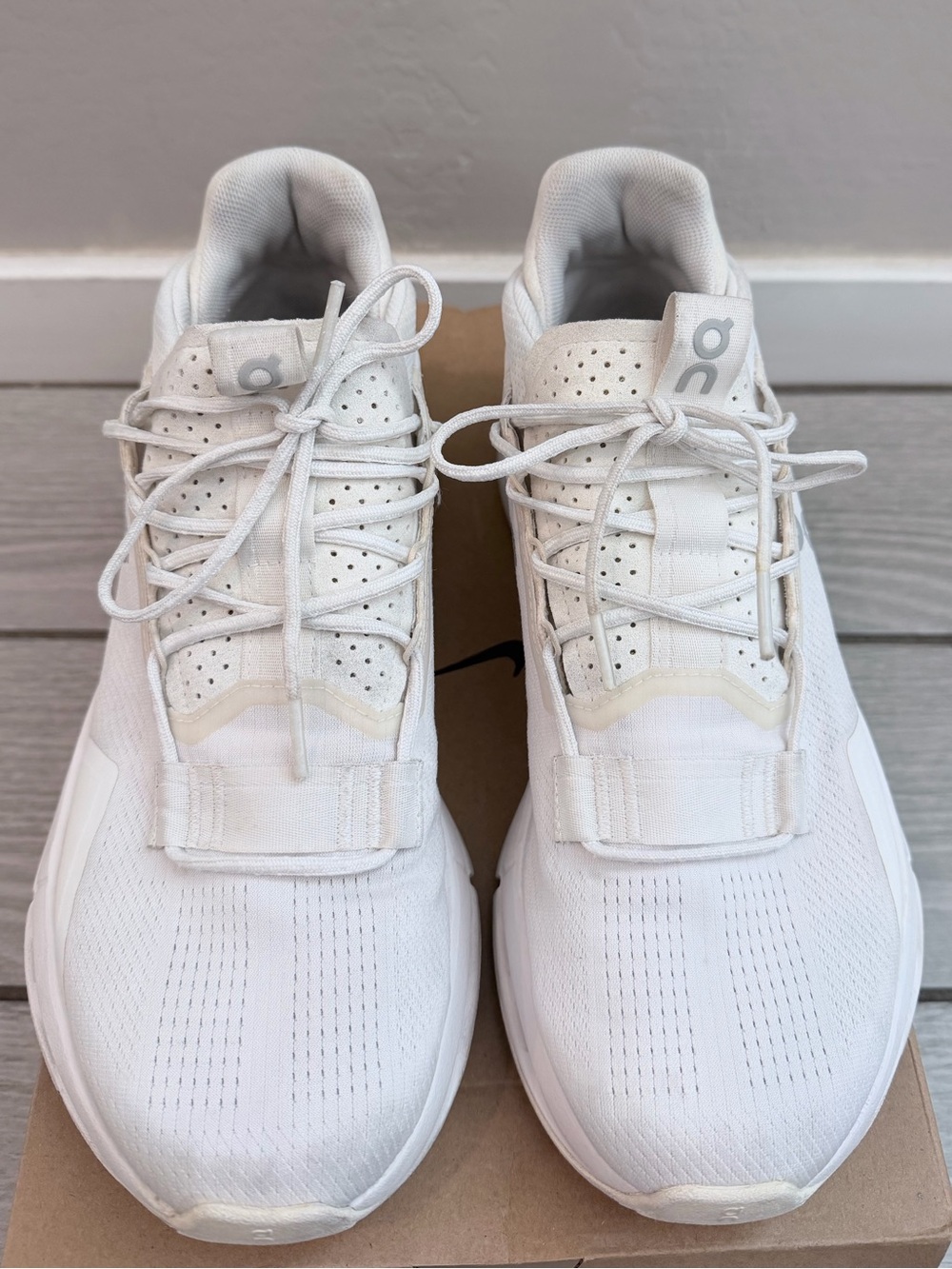 On Running Men’s White Athletic Running Shoes size 8.5